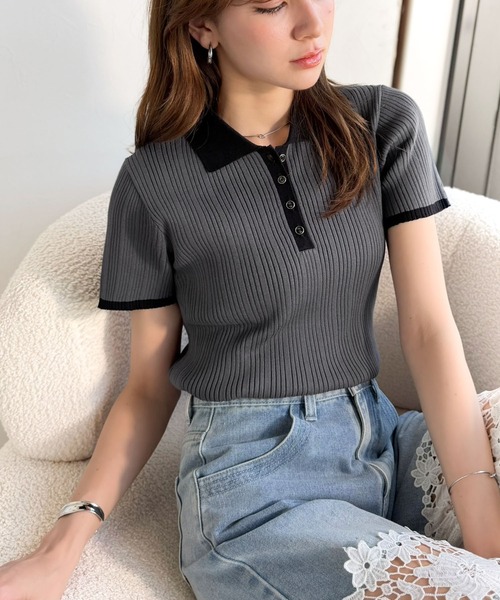 mily bilet(ミウィビレット)の「【mily bilet】オン・オフ使えて、華奢見えも。金縁ボタン使いバイカラーリブポロニット(半袖)(ポロシャツ・レディース・ピンク/チャコール/イエロー・LARGE/MEDIUM/SMALL/X-LARGE)」の7枚目の写真