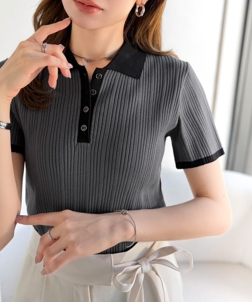 mily bilet(ミウィビレット)の「【mily bilet】オン・オフ使えて、華奢見えも。金縁ボタン使いバイカラーリブポロニット(半袖)(ポロシャツ・レディース・ピンク/チャコール/イエロー・LARGE/MEDIUM/SMALL/X-LARGE)」の11枚目の写真