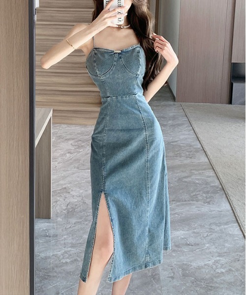 &soiree(アンドソワレ)の「スリット入りデニムキャミワンピース(ワンピース・レディース・ブルー・SMALL/MEDIUM/LARGE/X-LARGE)」の2枚目の写真