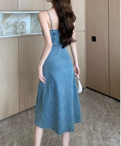 &soiree(アンドソワレ)の「スリット入りデニムキャミワンピース(ワンピース・レディース・ブルー・SMALL/MEDIUM/LARGE/X-LARGE)」の3枚目の写真