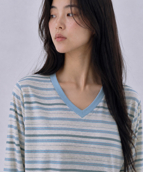 SAYUU(サユ)の「マイルドストライプVネックTシャツライトブルー(Tシャツ/カットソー・レディース・ライトブルー・FREE)」の2枚目の写真