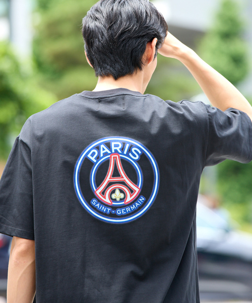 PARIS SAINT-GERMAIN(パリサンジェルマン)の「【Paris Saint-Germain / パリ・サン=ジェルマン】 JP NEON EMBLEM TEE(Tシャツ/カットソー・メンズ・ブラック/ホワイト・LARGE/X-LARGE/MEDIUM)」の2枚目の写真