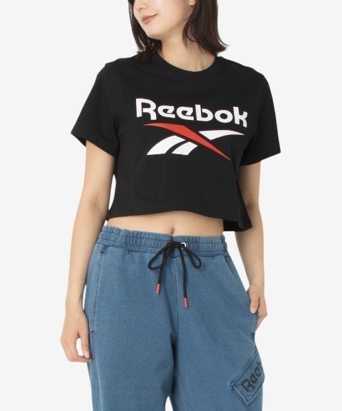 Reebok(リーボック)の「2カラーロゴ クロップド Tシャツ / SADIE 2 COLOUR LOGO CRW CROPPED SS TEE(Tシャツ/カットソー・レディース・ネイビー/グレー/ブラック/ホワイト・MEDIUM/X-SMALL/LARGE/SMALL)」の1枚目の写真
