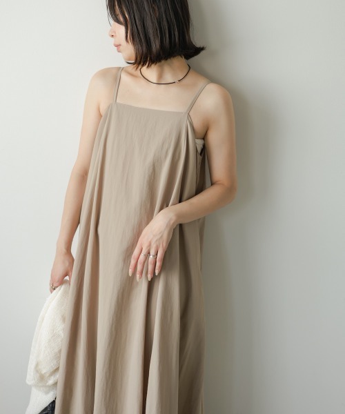 Bab(バブ)の「裾バルーンバックギャザーキャミワンピース(ワンピース・レディース・ブラック/ベージュ/チャコールグレー・M)」の12枚目の写真