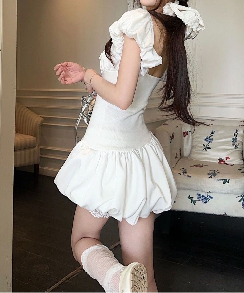 &soiree(アンドソワレ)の「スクエアネックバルーン半袖ワンピース(ワンピース・レディース・ホワイト・LARGE/MEDIUM/SMALL)」の4枚目の写真