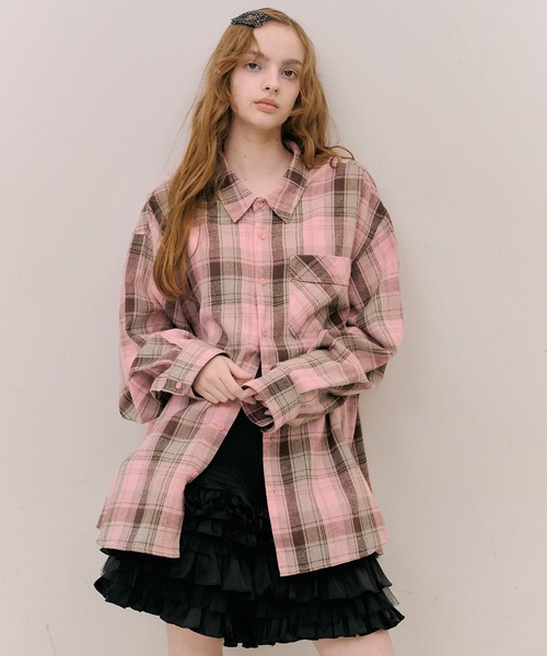 J1U by LA BELLE ETUDE(ジユウバイラベルエチュード)の「オーバーサイズPINKチェックシャツ(シャツ/ブラウス・レディース・フューシャピンク/ピンク・FREE)」の1枚目の写真