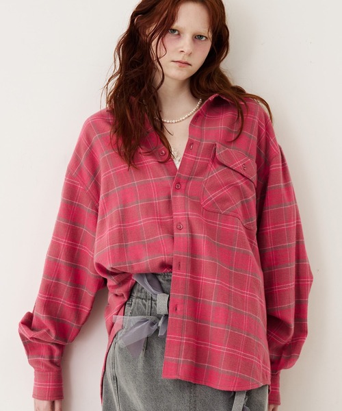 J1U by LA BELLE ETUDE(ジユウバイラベルエチュード)の「オーバーサイズPINKチェックシャツ(シャツ/ブラウス・レディース・フューシャピンク/ピンク・FREE)」の2枚目の写真
