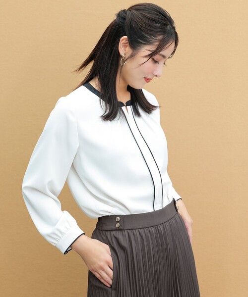 ANY SIS(エニィスィス)の「フロントチャームバイカラー ブラウス(シャツ/ブラウス・レディース・アイボリー系/黄土色系/ダルブルー系・MEDIUM)」の4枚目の写真