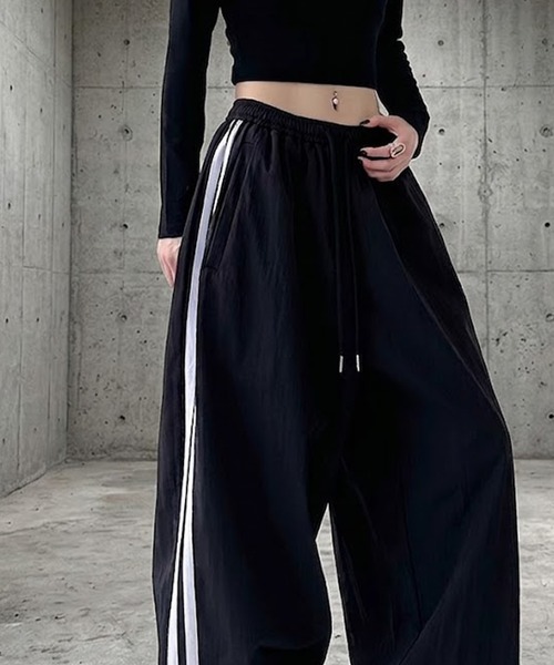 Songe(ソンジュ)の「サイドラインワイドパンツ(デニムパンツ・レディース・グレー/ブラック・M/L)」の2枚目の写真