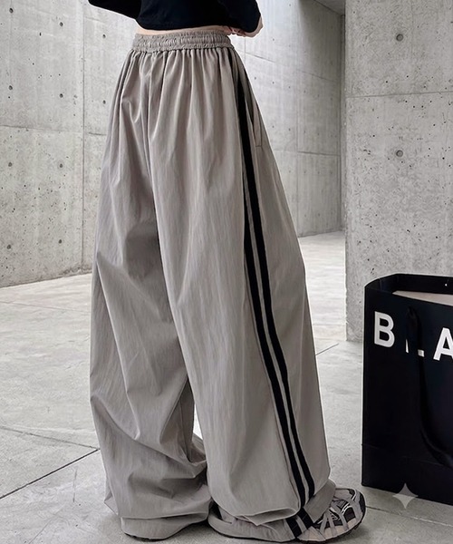 Songe(ソンジュ)の「サイドラインワイドパンツ(デニムパンツ・レディース・グレー/ブラック・M/L)」の4枚目の写真