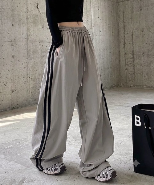 Songe(ソンジュ)の「サイドラインワイドパンツ(デニムパンツ・レディース・グレー/ブラック・M/L)」の5枚目の写真