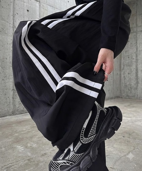 Songe(ソンジュ)の「サイドラインワイドパンツ(デニムパンツ・レディース・グレー/ブラック・M/L)」の11枚目の写真