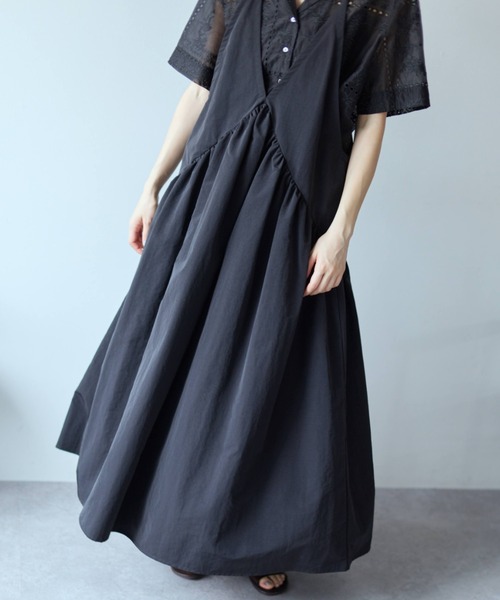 Libra Cue(リブラ キュー)の「ナイロンキャミソールドレスワンピース(ワンピース・レディース・ブラック/アイボリー・FREE)」の4枚目の写真