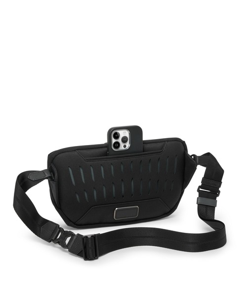 TUMI（トゥミ）の「TUMI AXIS ミディアム・スリング（ボディバッグ/ウエストポーチ・メンズ・ネイビー/ブラック・FREE）」の10枚目の写真