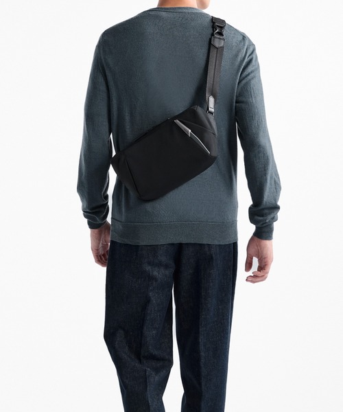 TUMI（トゥミ）の「TUMI AXIS ミディアム・スリング（ボディバッグ/ウエストポーチ・メンズ・ネイビー/ブラック・FREE）」の4枚目の写真
