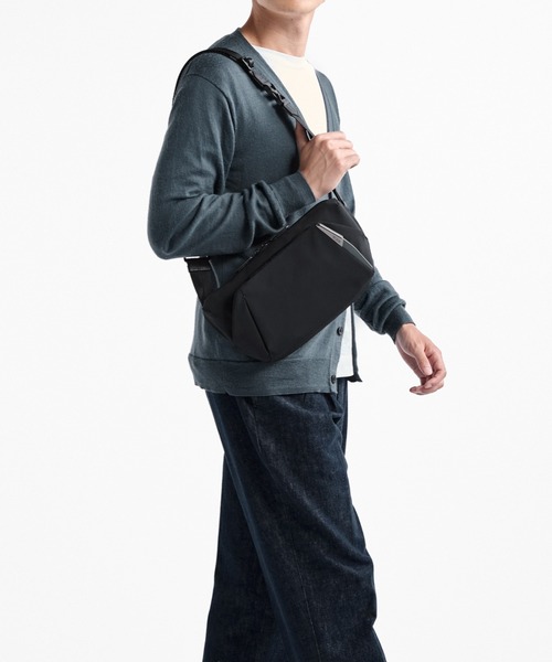 TUMI（トゥミ）の「TUMI AXIS ミディアム・スリング（ボディバッグ/ウエストポーチ・メンズ・ネイビー/ブラック・FREE）」の5枚目の写真