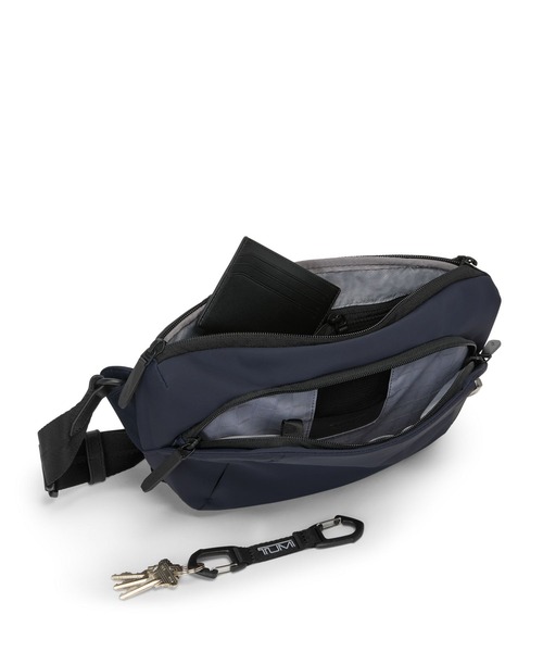 TUMI（トゥミ）の「TUMI AXIS ミディアム・スリング（ボディバッグ/ウエストポーチ・メンズ・ネイビー/ブラック・FREE）」の12枚目の写真