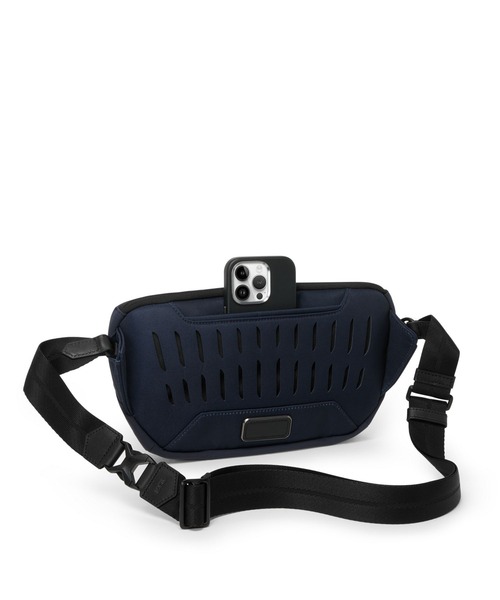 TUMI（トゥミ）の「TUMI AXIS ミディアム・スリング（ボディバッグ/ウエストポーチ・メンズ・ネイビー/ブラック・FREE）」の13枚目の写真