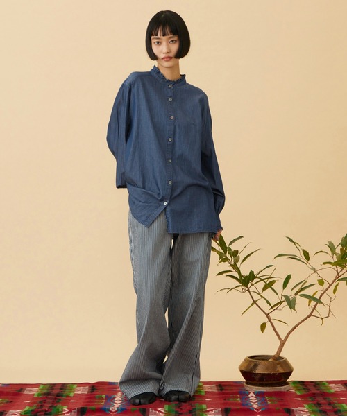 Lee(リー)の「Lee FRILL DENIM SHIRTS / フリルデニムシャツ(シャツ/ブラウス・レディース・ホワイト/インディゴブルー・MEDIUM/SMALL)」の4枚目の写真