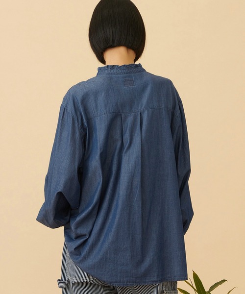 Lee(リー)の「Lee FRILL DENIM SHIRTS / フリルデニムシャツ(シャツ/ブラウス・レディース・ホワイト/インディゴブルー・MEDIUM/SMALL)」の9枚目の写真
