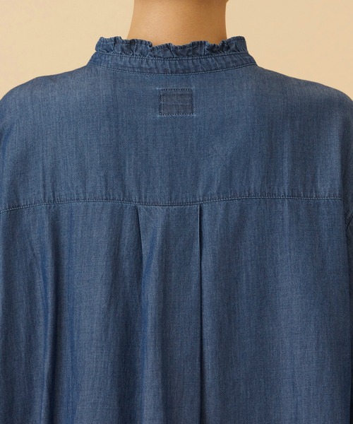 Lee(リー)の「Lee FRILL DENIM SHIRTS / フリルデニムシャツ(シャツ/ブラウス・レディース・ホワイト/インディゴブルー・MEDIUM/SMALL)」の17枚目の写真