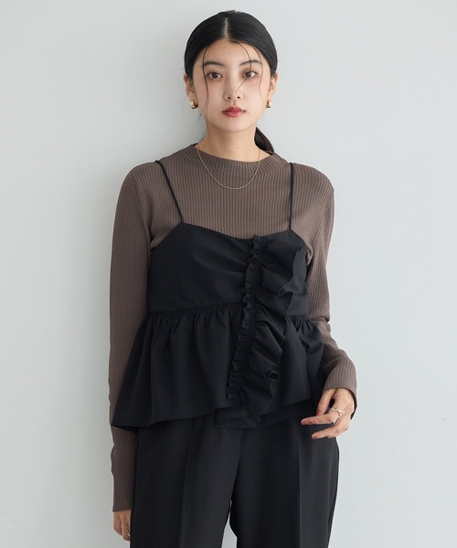 YECCA VECCA(イェッカヴェッカ)の「【2点SET】ラッフルキャミセット長袖ニット(ニット/セーター・レディース・ブラック/ダークベージュ・FREE)」の4枚目の写真
