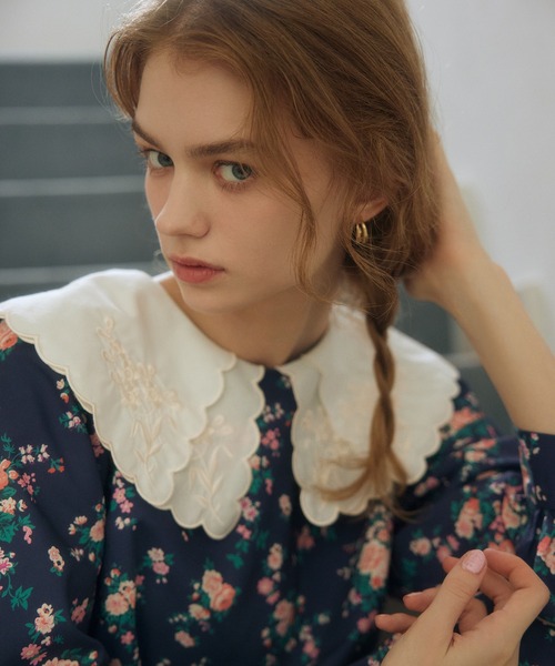 Cath Kidston(キャスキッドソン)の「エンブロイダリースカラップカラーワンピース Garden Bouquet(ワンピース・レディース・アイボリー/ネイビー/ブラウン・FREE)」の4枚目の写真