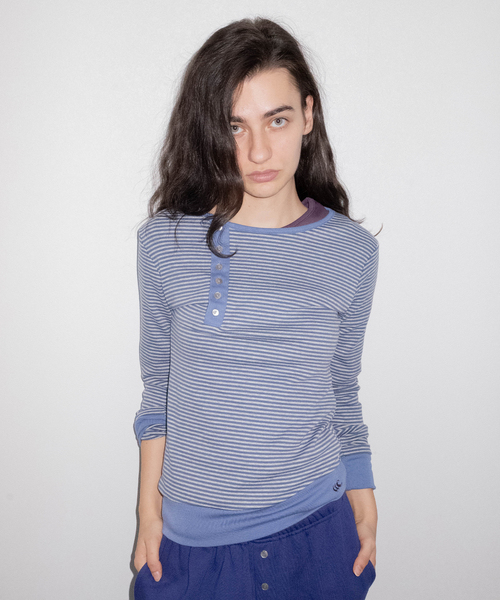 CHICKS(チックス)の「ストライプ アシンメトリーヘンリーネック スリムロングスリーブ ブルー(Tシャツ/カットソー・レディース・ブルー・ONE SIZE)」の1枚目の写真