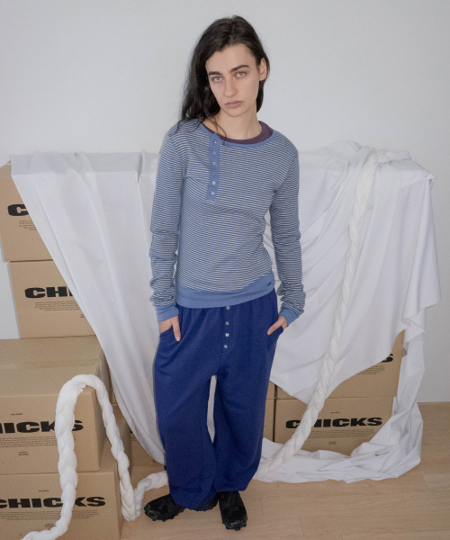 CHICKS(チックス)の「ストライプ アシンメトリーヘンリーネック スリムロングスリーブ ブルー(Tシャツ/カットソー・レディース・ブルー・ONE SIZE)」の2枚目の写真