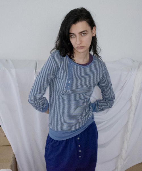 CHICKS(チックス)の「ストライプ アシンメトリーヘンリーネック スリムロングスリーブ ブルー(Tシャツ/カットソー・レディース・ブルー・ONE SIZE)」の3枚目の写真