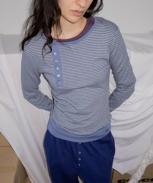 CHICKS(チックス)の「ストライプ アシンメトリーヘンリーネック スリムロングスリーブ ブルー(Tシャツ/カットソー・レディース・ブルー・ONE SIZE)」の5枚目の写真
