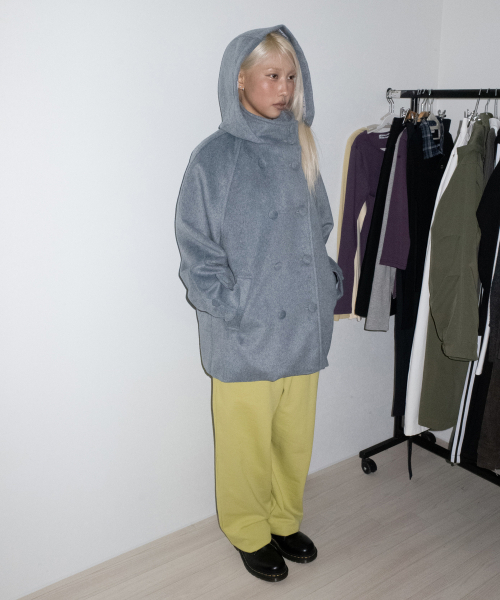 CHICKS（チックス）の「ハイヒールフーデッドレグランダブルヘアロールウールハーフコートクレイ（チェスターコート・レディース・グレー・ONE SIZE）」の4枚目の写真