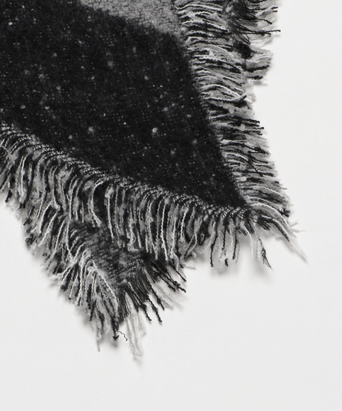 MOUSSY（マウジー）の「FRINGE MIX COLOR STOLE（ストール/ショール・レディース・ベージュ/ブラック・FREE）」の3枚目の写真
