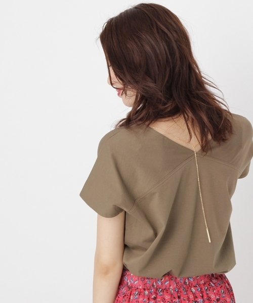 Andemiu（アンデミュウ）の「【取り外し可能なアクセ付き!】アクセツキリョウＶ／Ｎカット765571（Tシャツ/カットソー・レディース・カーキ/オフホワイト/ライトグレー/レッド・FREE）」の3枚目の写真