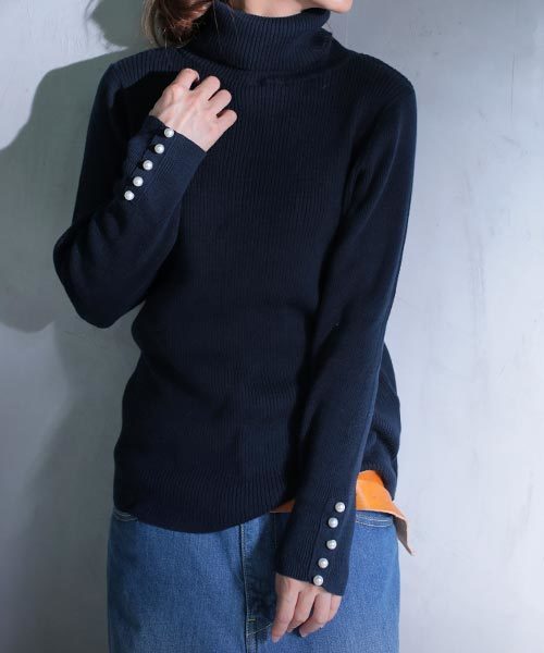 antiqua（アンティカ）の「パール付きリブタートルニットトップス（ニット/セーター・レディース・ブラック/グレー/ベージュ/ネイビー・FREE）」の4枚目の写真