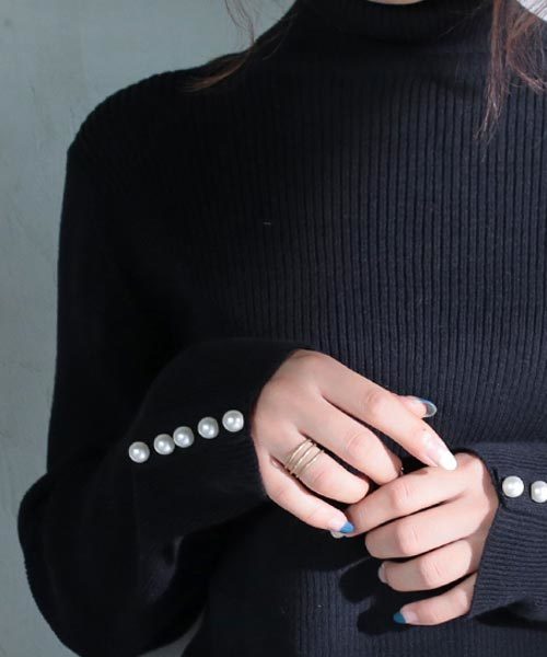 antiqua（アンティカ）の「パール付きリブタートルニットトップス（ニット/セーター・レディース・ブラック/グレー/ベージュ/ネイビー・FREE）」の5枚目の写真