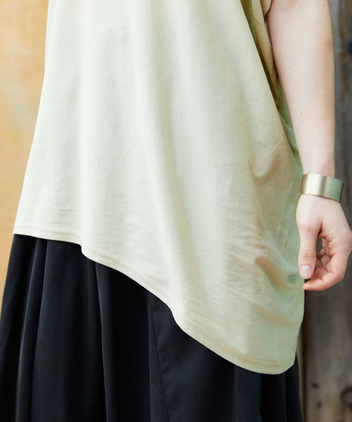 Chaco closet(チャコ クローゼット)の「綿ワイドアシンメトリートップス(Tシャツ/カットソー・レディース・オフホワイト/ブラック/チャコールグレー/ベージュ/カーキ・M-L)」の14枚目の写真