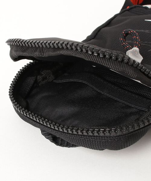 NIKE(ナイキ)の「NIKE/ナイキ ウエストバッグ エッセンシャルS BA5904-010(ボディバッグ/ウエストポーチ・メンズ・ブラック・FREE)」の4枚目の写真