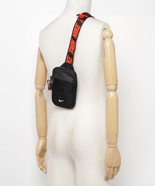 NIKE(ナイキ)の「NIKE/ナイキ ウエストバッグ エッセンシャルS BA5904-010(ボディバッグ/ウエストポーチ・メンズ・ブラック・FREE)」の5枚目の写真