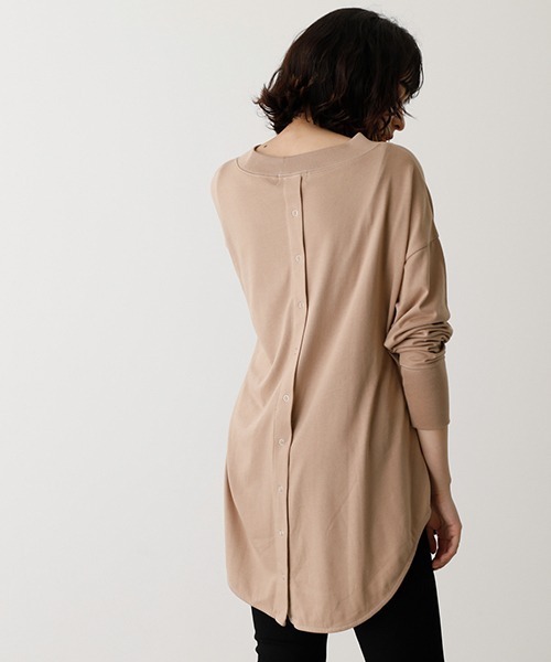 AZUL by moussy（アズールバイマウジー）の「BACK BUTTON LONG T/バックボタンロングTシャツ（Tシャツ/カットソー・レディース・ブラック/ベージュ/オフホワイト/ライトカーキ・SMALL/MEDIUM）」の4枚目の写真