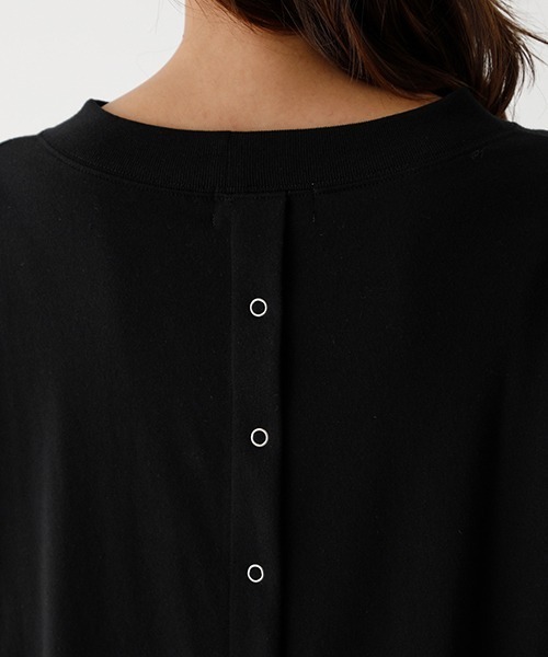 AZUL by moussy（アズールバイマウジー）の「BACK BUTTON LONG T/バックボタンロングTシャツ（Tシャツ/カットソー・レディース・ブラック/ベージュ/オフホワイト/ライトカーキ・SMALL/MEDIUM）」の20枚目の写真