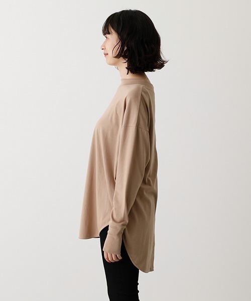 AZUL by moussy（アズールバイマウジー）の「BACK BUTTON LONG T/バックボタンロングTシャツ（Tシャツ/カットソー・レディース・ブラック/ベージュ/オフホワイト/ライトカーキ・SMALL/MEDIUM）」の15枚目の写真