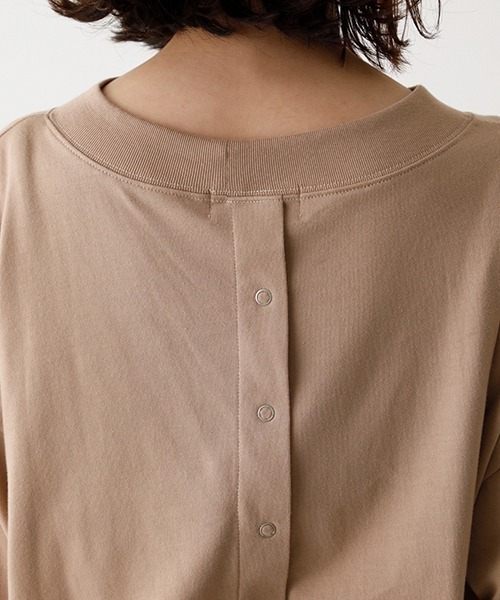 AZUL by moussy（アズールバイマウジー）の「BACK BUTTON LONG T/バックボタンロングTシャツ（Tシャツ/カットソー・レディース・ブラック/ベージュ/オフホワイト/ライトカーキ・SMALL/MEDIUM）」の13枚目の写真