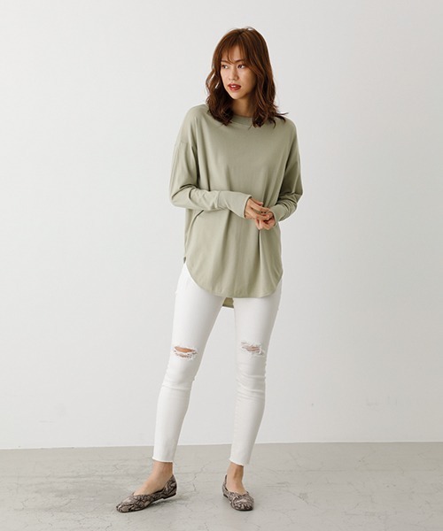 AZUL by moussy（アズールバイマウジー）の「BACK BUTTON LONG T/バックボタンロングTシャツ（Tシャツ/カットソー・レディース・ブラック/ベージュ/オフホワイト/ライトカーキ・SMALL/MEDIUM）」の10枚目の写真