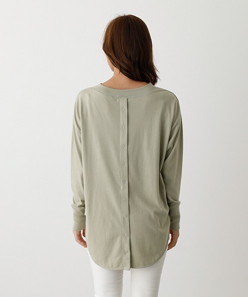 AZUL by moussy（アズールバイマウジー）の「BACK BUTTON LONG T/バックボタンロングTシャツ（Tシャツ/カットソー・レディース・ブラック/ベージュ/オフホワイト/ライトカーキ・SMALL/MEDIUM）」の6枚目の写真
