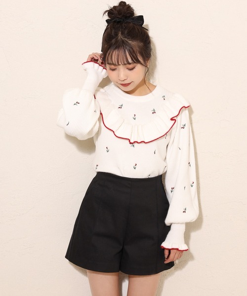 one after another NICE CLAUP（ワンアフターアナザーナイスクラップ）の「刺繍フリルニット（ニット/セーター・レディース・ブラック/オフホワイト/ラベンダー・FREE）」の10枚目の写真