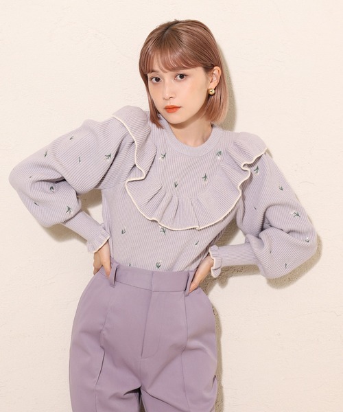 one after another NICE CLAUP（ワンアフターアナザーナイスクラップ）の「刺繍フリルニット（ニット/セーター・レディース・ブラック/オフホワイト/ラベンダー・FREE）」の4枚目の写真