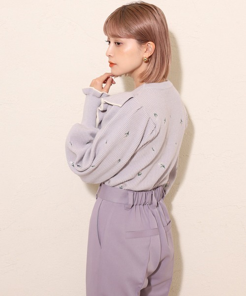 one after another NICE CLAUP（ワンアフターアナザーナイスクラップ）の「刺繍フリルニット（ニット/セーター・レディース・ブラック/オフホワイト/ラベンダー・FREE）」の5枚目の写真