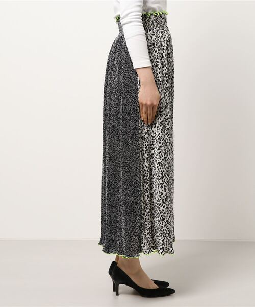 Q（キュー）の「バイカラーマイクロプリーツフラワースカート（スカート・レディース・ブラック/アイボリー・MEDIUM）」の5枚目の写真