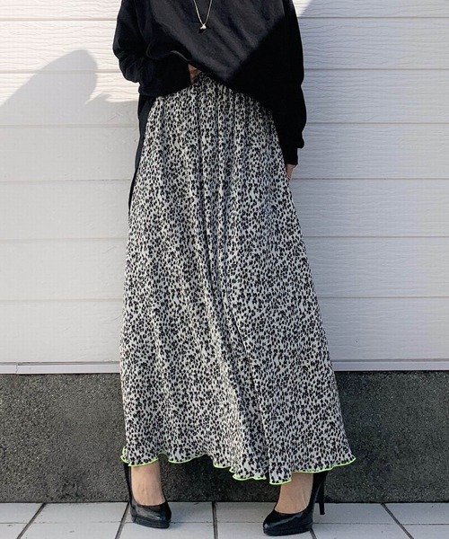 Q（キュー）の「バイカラーマイクロプリーツフラワースカート（スカート・レディース・ブラック/アイボリー・MEDIUM）」の2枚目の写真